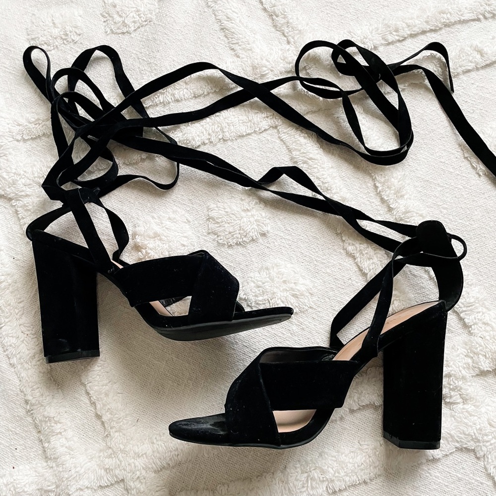 Le Chateau Women’s tie-up black velvet sandal pump shoes, size 7.5